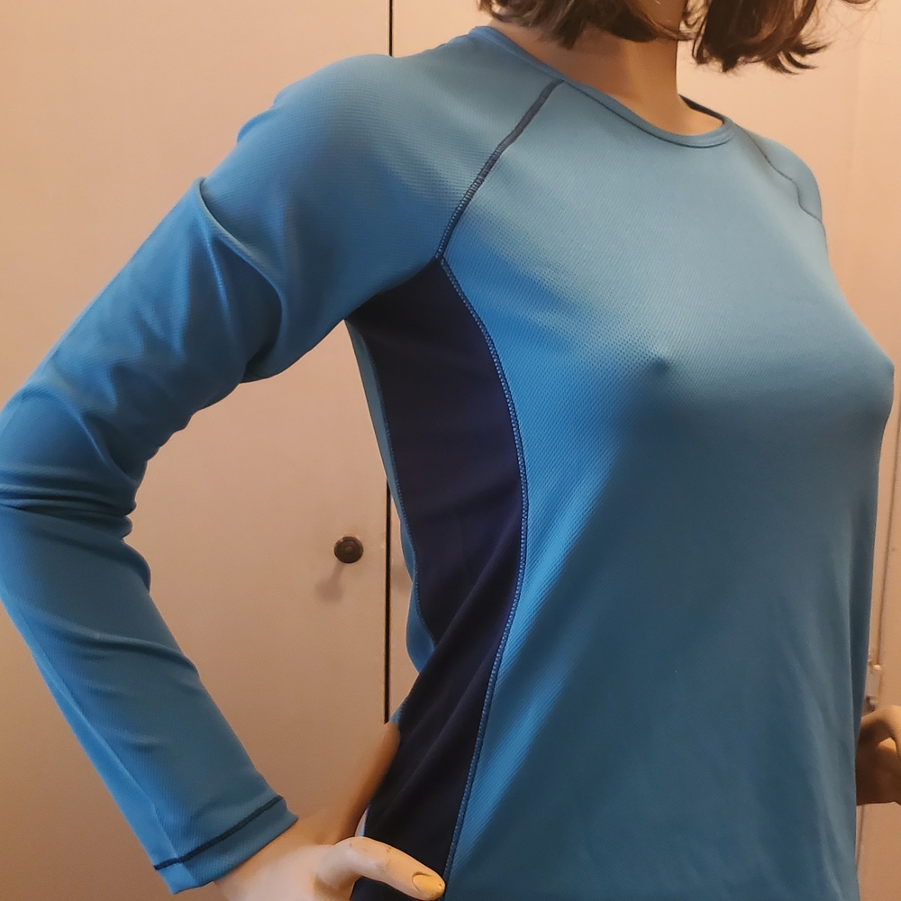 ALO Yoga Blue and Navy  Performance Top ALO CoolFit Women's Blue Long Sleeve Top